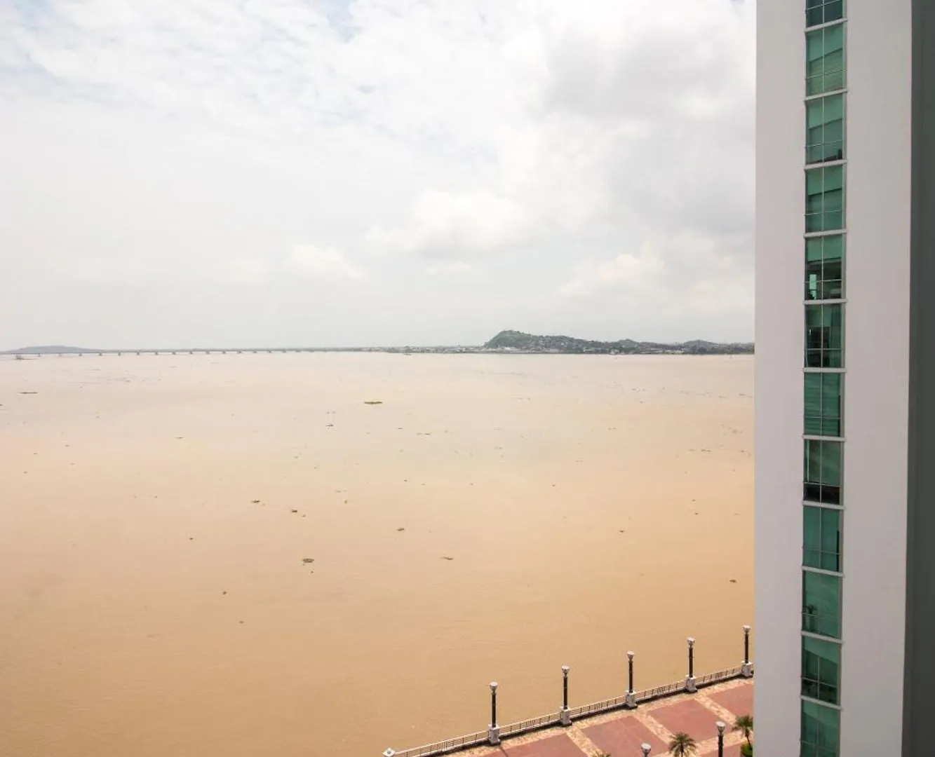 Lujoso Depa Con Piscina - Jacuzzi Y Vista Al Rio Desde La Habitacion Guayaquil Apartment