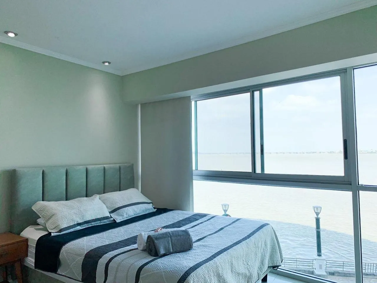 Lujoso Depa Con Piscina - Jacuzzi Y Vista Al Rio Desde La Habitacion Guayaquil Apartment