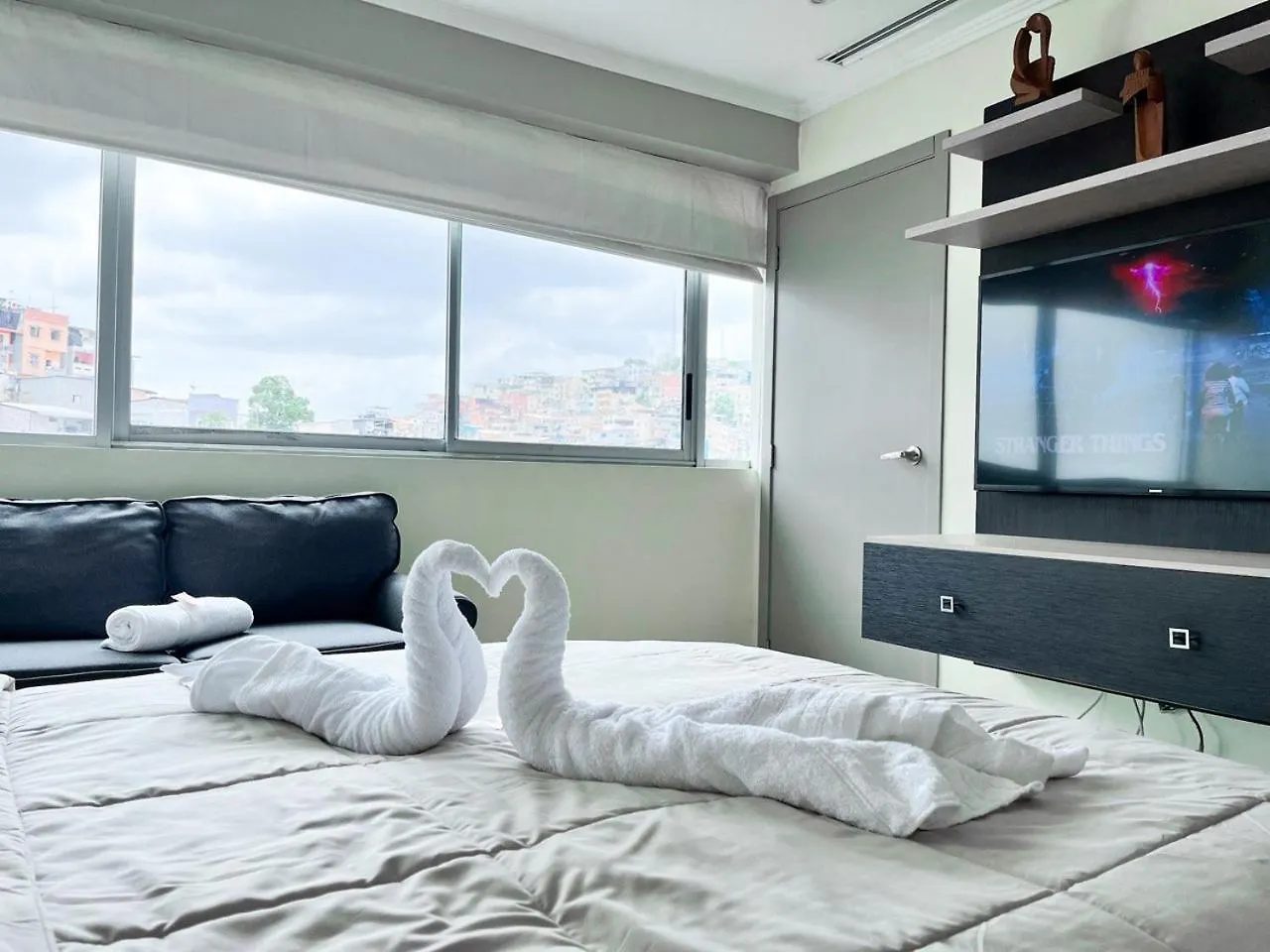 Lujoso Depa Con Piscina - Jacuzzi Y Vista Al Rio Desde La Habitacion Guayaquil Apartment